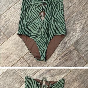 ACACIA Bronx One Piece in Savanna